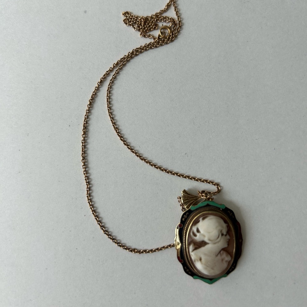 Elegant Gold Cameo Pendant Necklace